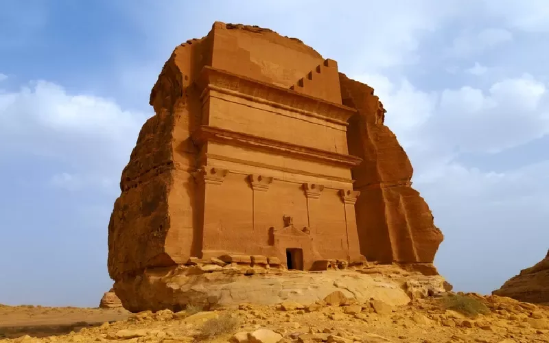 Qasr al-Farid: Il Castello Solitario Scavato nella Roccia